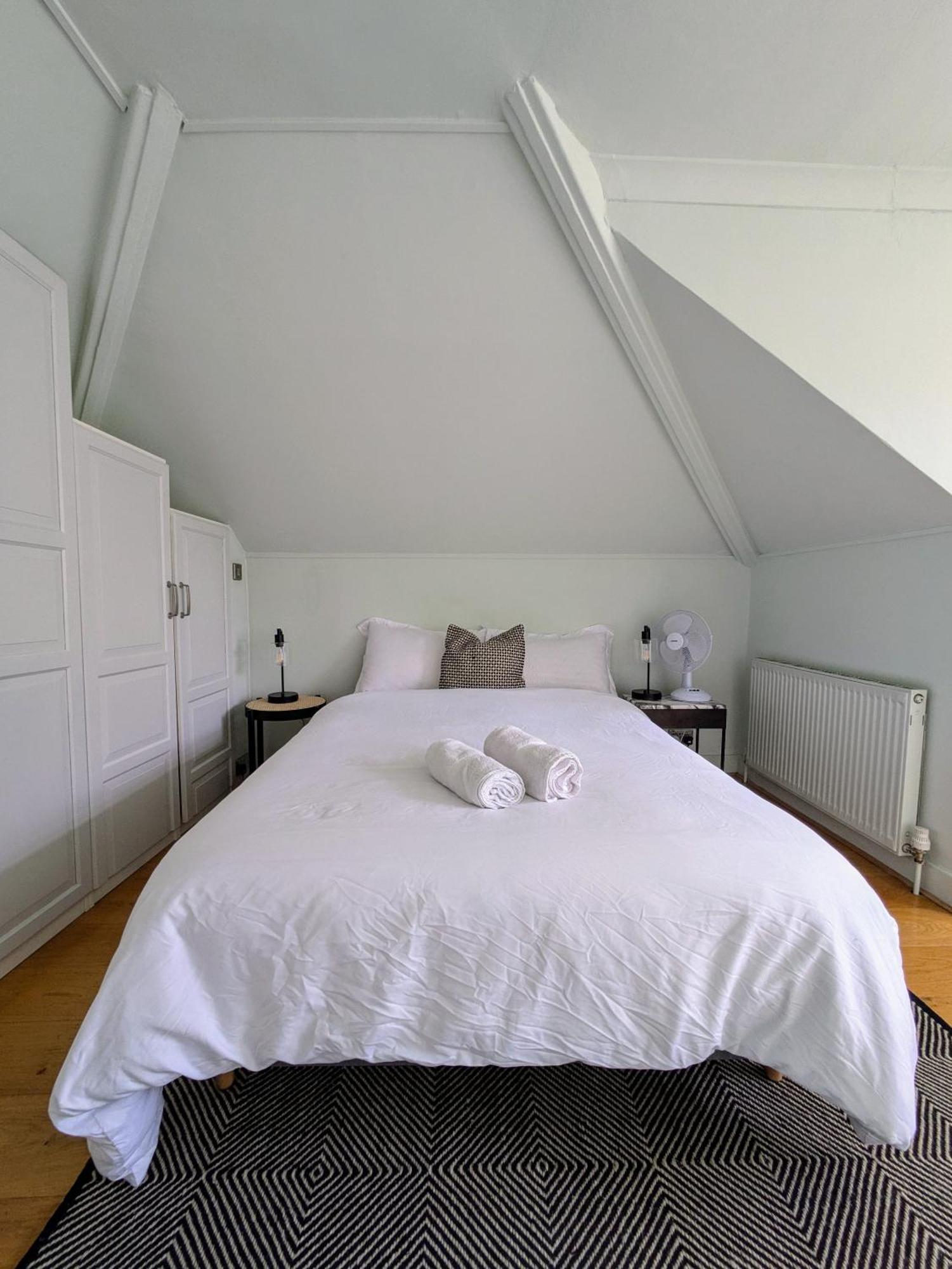 Charming Bright 2-bed Heritage Flat, Battersea Park, Londra