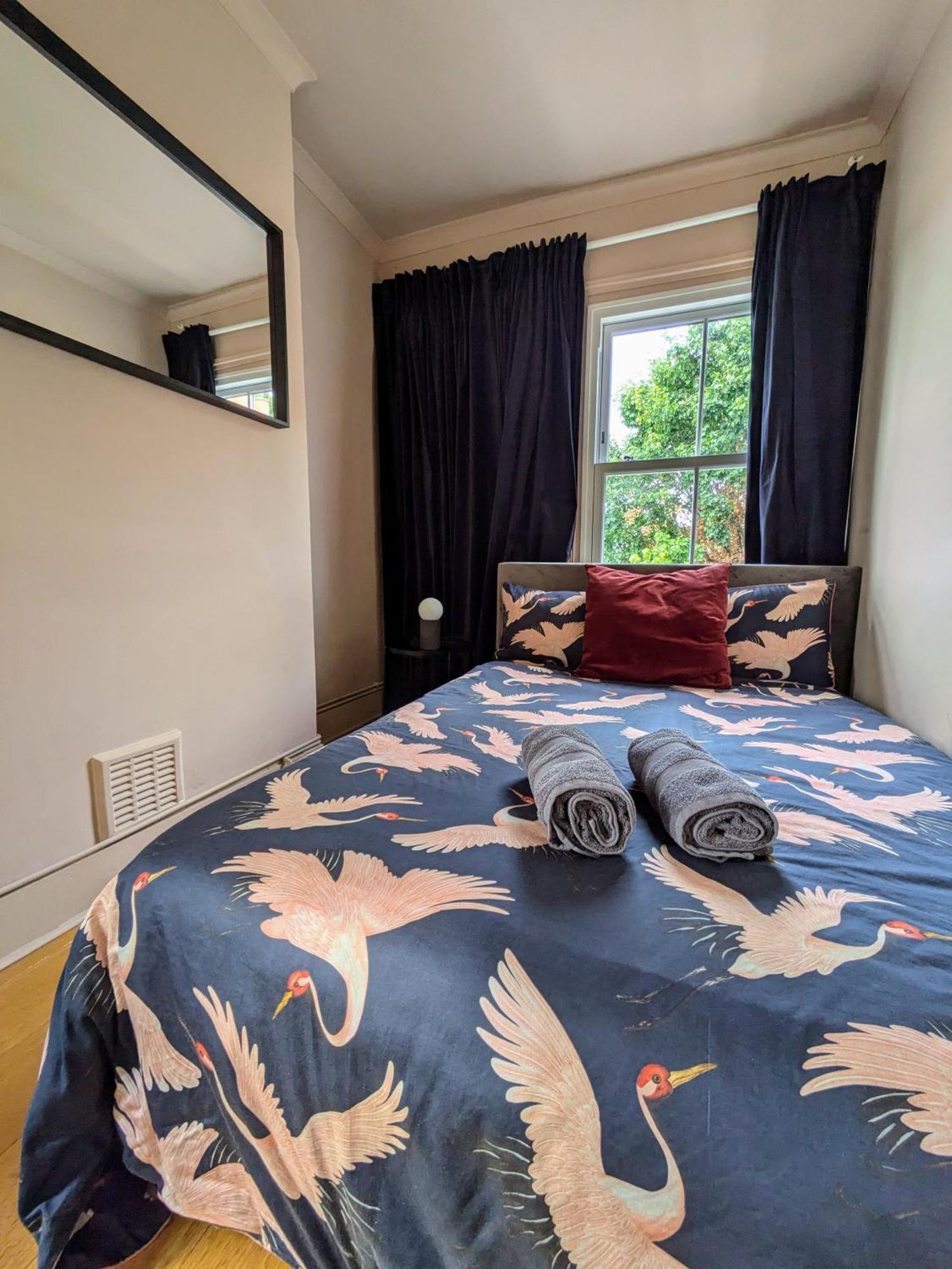 Charming Bright 2-bed Heritage Flat, Battersea Park, Londra