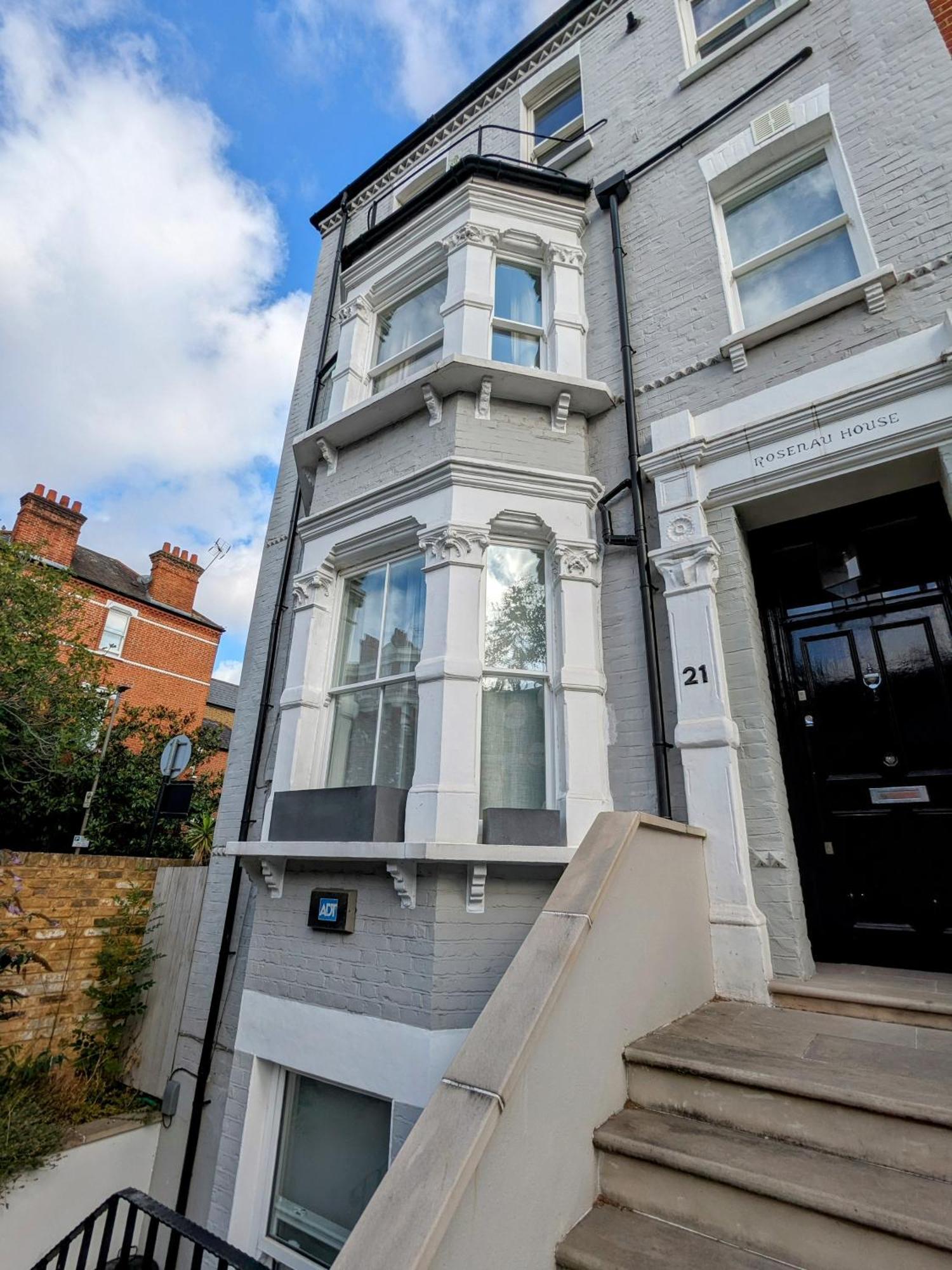 Charming Bright 2-bed Heritage Flat, Battersea Park, Londra